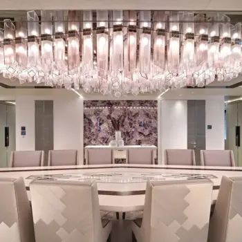 Nordic Creative Modern Glass Chandelier for Hotel Villa Restaurant Dining Room Cafe Wedding Large Chandelier 9 aHR0cHM6Ly9zMy5ldS1jZW50cmFsLTEuYW1hem9uYXdzLmNvbS9sYXN2aXQuY29tL2Ntcy9tZWRpYS8yMDIxLzAzLzExLzZqbGdqaF8wMDRfbGFzdml0X2JpbGdpbi15YWNodF8xN3VrMDkxX2RpbmluZ19ldV9waG90b18yMDIwX21pZC5qcGc