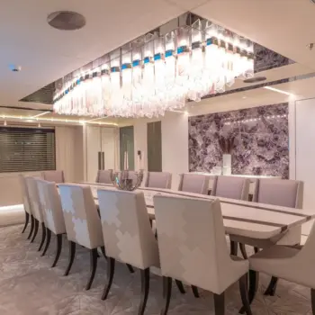 Nordic Creative Modern Glass Chandelier for Hotel Villa Restaurant Dining Room Cafe Wedding Large Chandelier 7 aHR0cHM6Ly9zMy5ldS1jZW50cmFsLTEuYW1hem9uYXdzLmNvbS9sYXN2aXQuY29tL2Ntcy9tZWRpYS8yMDIxLzAzLzExLzl1YWZ5cV8wMDJfbGFzdml0X2JpbGdpbi15YWNodF8xN3VrMDkxX2RpbmluZ19ldV9waG90b18yMDIwX21pZC5qcGc 1